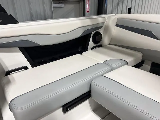 Slide: The Image of Axis T220-r 2024 - 10