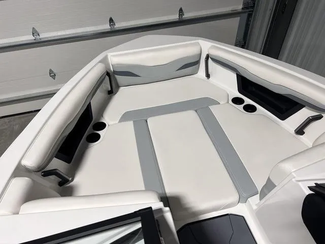 Slide: The Image of Axis T220-r 2024 - 22