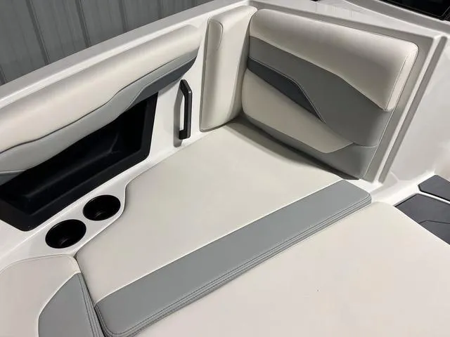 Slide: The Image of Axis T220-r 2024 - 24