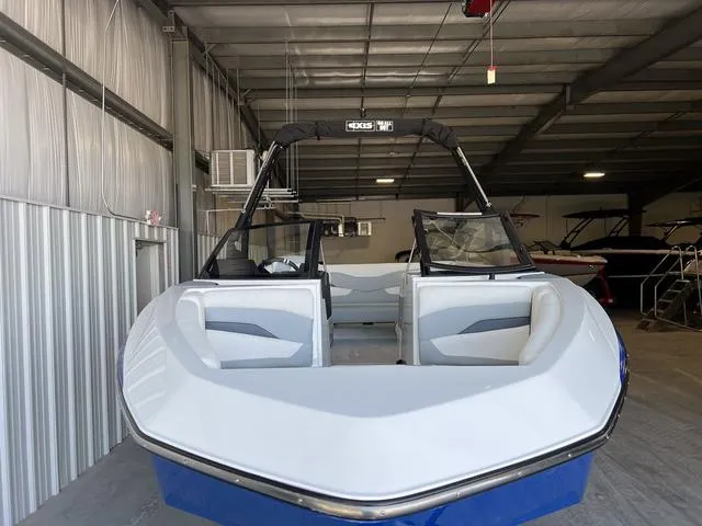 Slide: The Image of Axis T220-r 2024 - 3