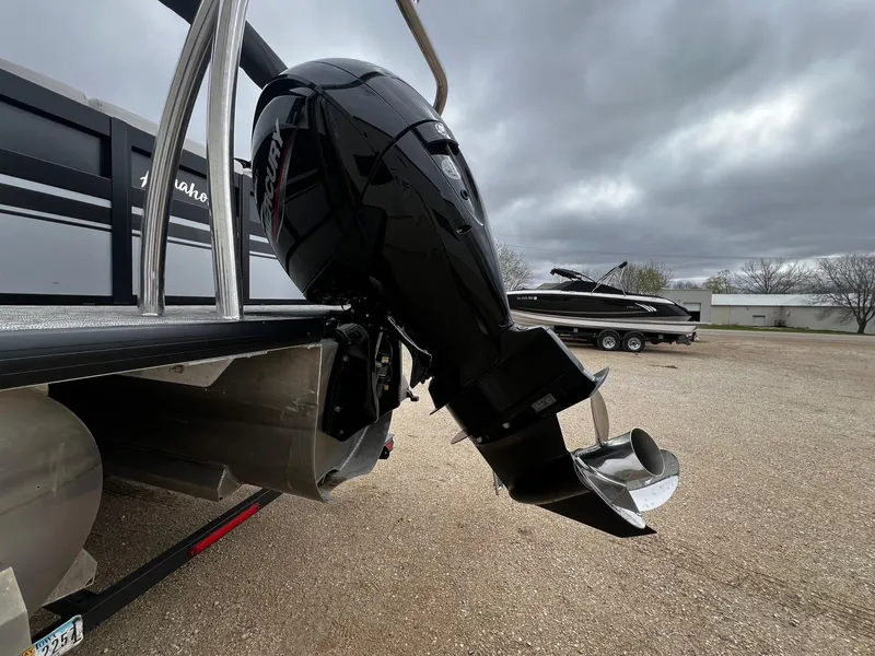 Slide: The Image of 2022 Viaggio 23U Diamante boat with Mercury outboard motor. - 4