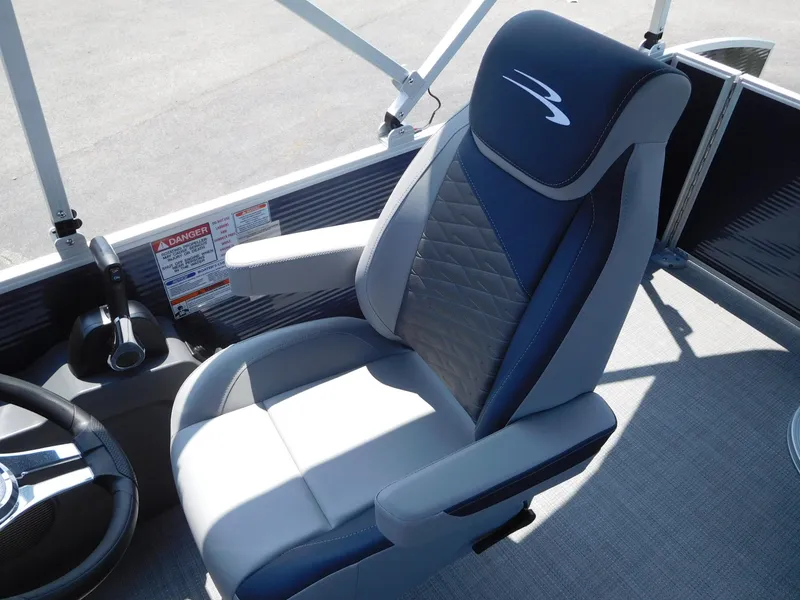 Slide: The Image of Captain's chair on 2024 Bennington 22 SSB pontoon boat, featuring premium upholstery and ergonomic design. - 4