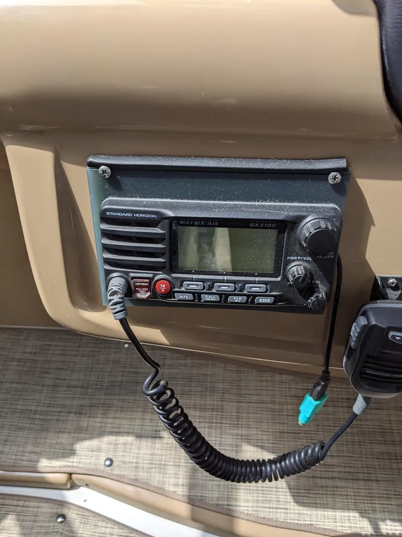 Slide: The Image of 2001 Carver 466 Motor Yacht radio control panel with microphone. - 47