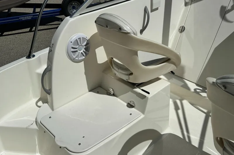 Slide: The Image of Captain's seat on a 2005 Trophy 1952 Walkaround boat. - 36