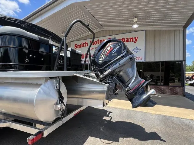 Slide: The Image of Veranda VR22RC Luxury Tri-Toon 2024 - 11