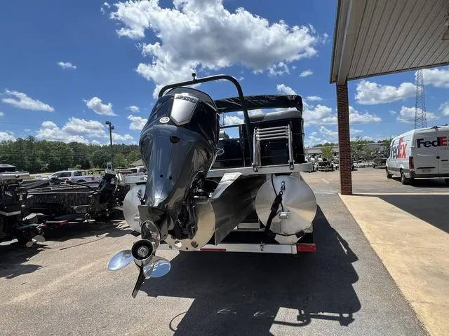 Slide: The Image of Veranda VR22RC Luxury Tri-Toon 2024 - 8