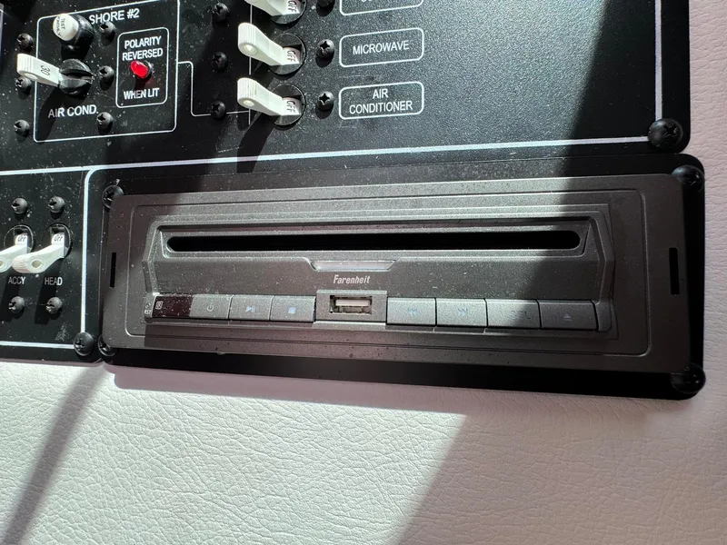 Slide: The Image of Crownline Boats 264 CR 2020 - 120