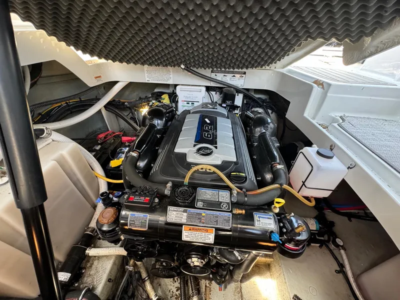 Slide: The Image of Crownline Boats 264 CR 2020 - 137