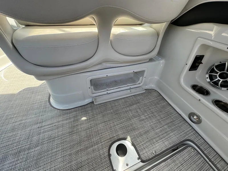 Slide: The Image of Crownline Boats 264 CR 2020 - 66