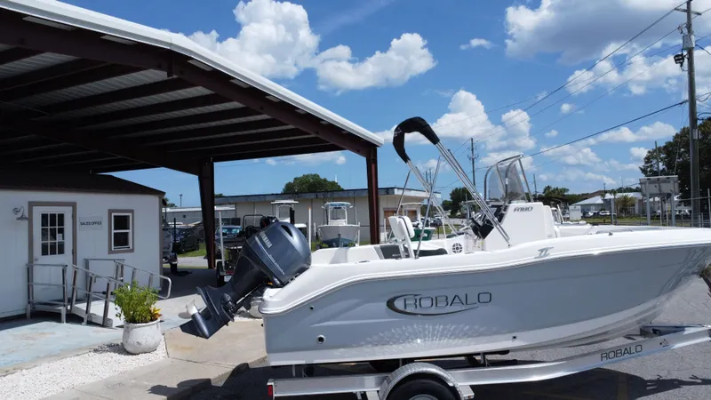 Slide: The Image of Robalo R180 Center Console 2024 - 7