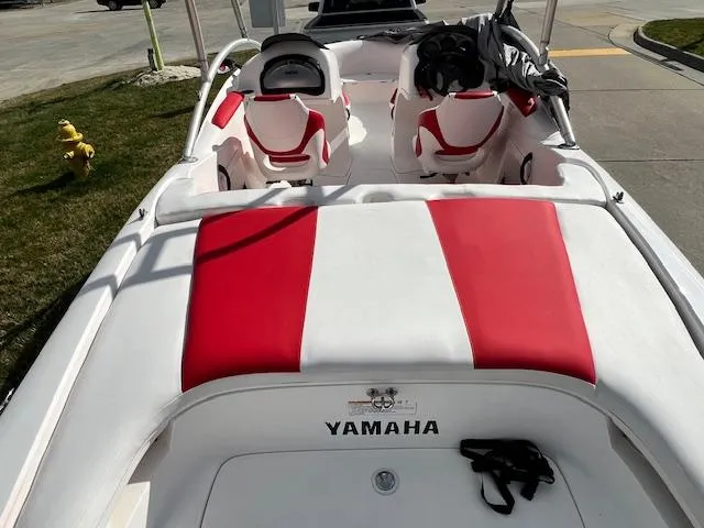 Slide: The Image of 2004 Yamaha Boats AR 210 interior with red and white seating. - 5