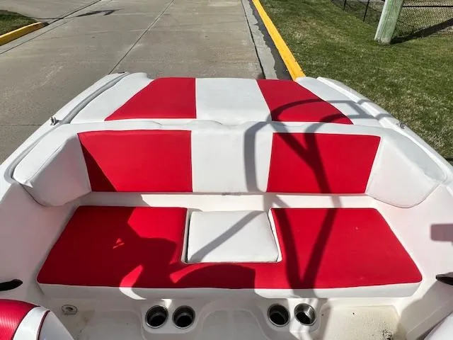 Slide: The Image of Red and white seating on a 2004 Yamaha Boats AR 210. - 6