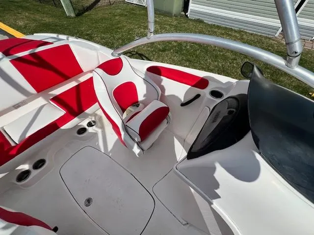 Slide: The Image of 2004 Yamaha Boats AR 210 interior with red and white seating. - 9