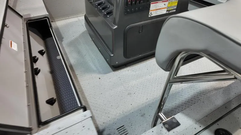 Slide: The Image of SeaArk RXT 170 - 6