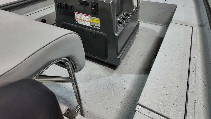 Slide: The Image of SeaArk RXT 170 - 7