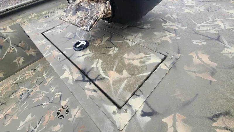 Slide: The Image of 2025 Tracker GRIZZLY® 1754 SC boat with camouflage pattern deck. - 15