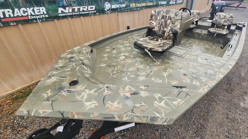Slide: The Image of 2025 Tracker GRIZZLY® 1754 SC boat with camouflage design and seating. - 18