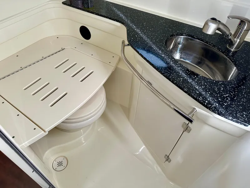 Slide: The Image of Monterey 335 Sport Yacht 2015 - 32