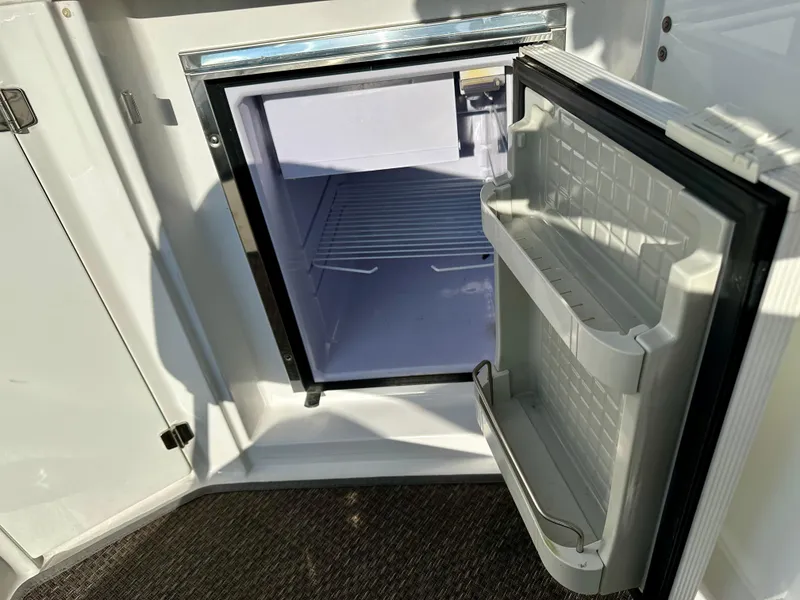 Slide: The Image of Monterey 335 Sport Yacht 2015 - 35