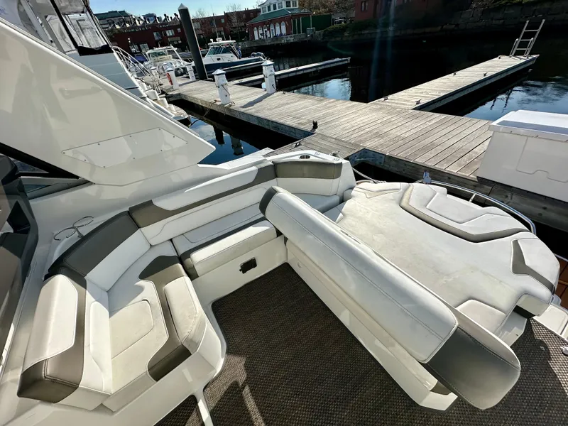 Slide: The Image of Monterey 335 Sport Yacht 2015 - 41
