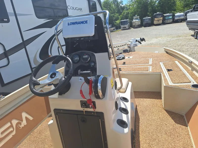 Slide: The Image of 2016 Crestliner Bay 2000 boat console with Lowrance electronics. - 4