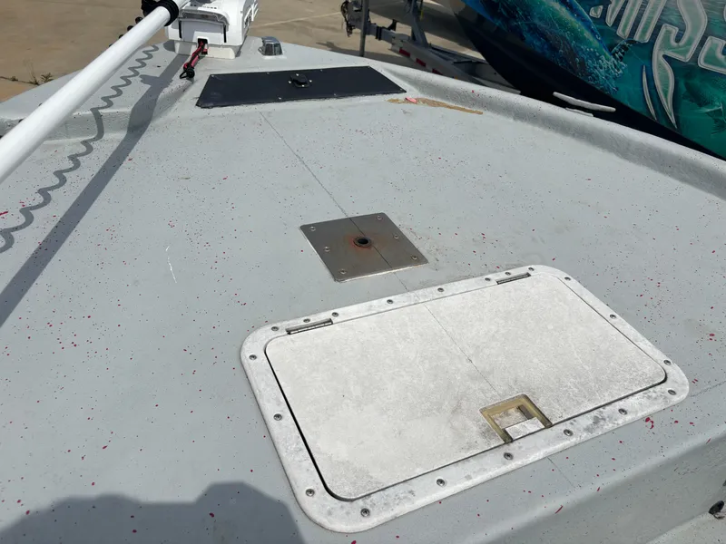 Slide: The Image of Deck of a 1997 Hydra-Sports 21 boat, featuring a hatch and mounting plate. - 20