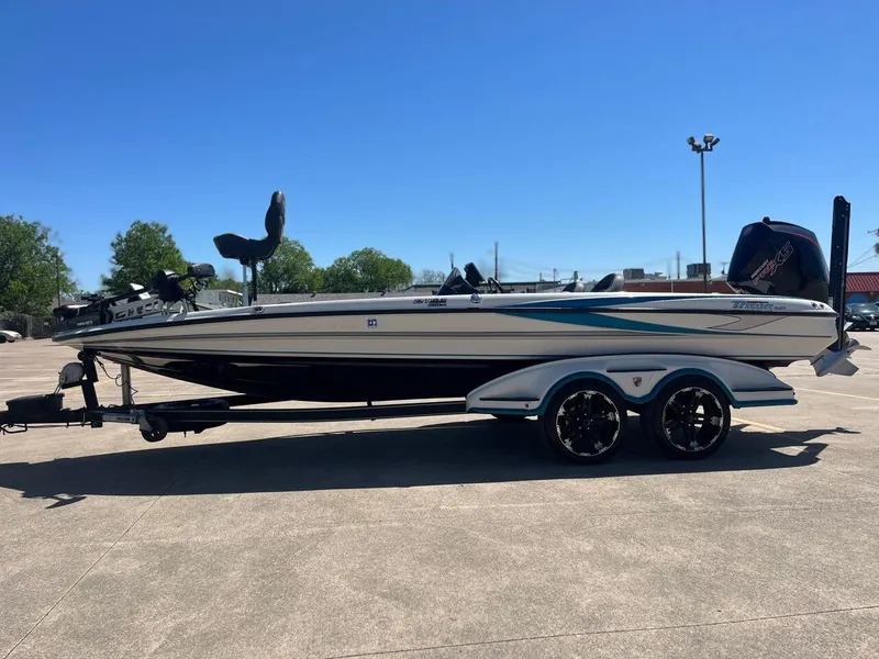 Slide: The Image of Close-up of Garmin device on 2020 Triton 21 TRXS boat. - 12