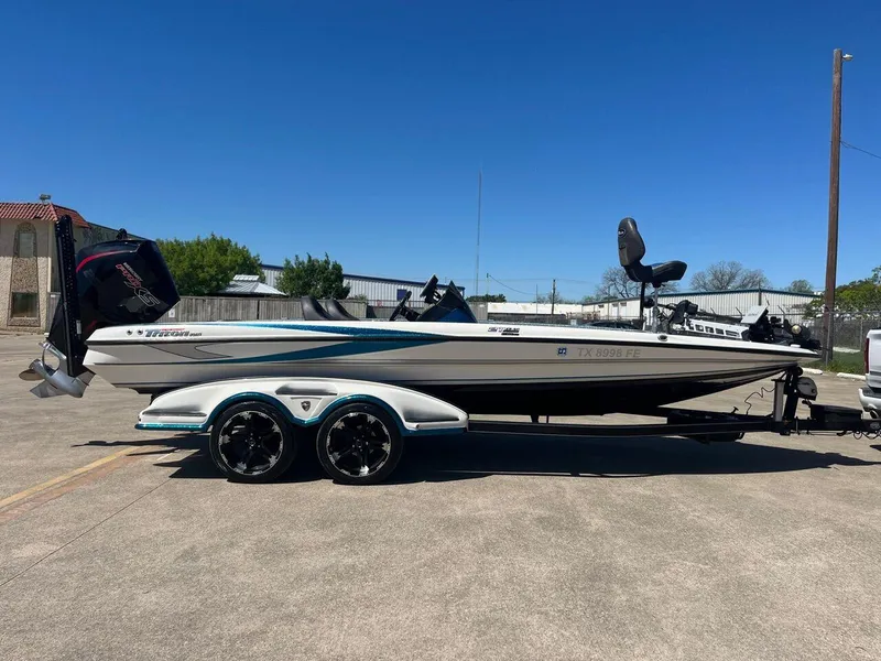 Slide: The Image of 2020 Triton 21 TRXS with Mercury Pro XS outboard motor. - 18