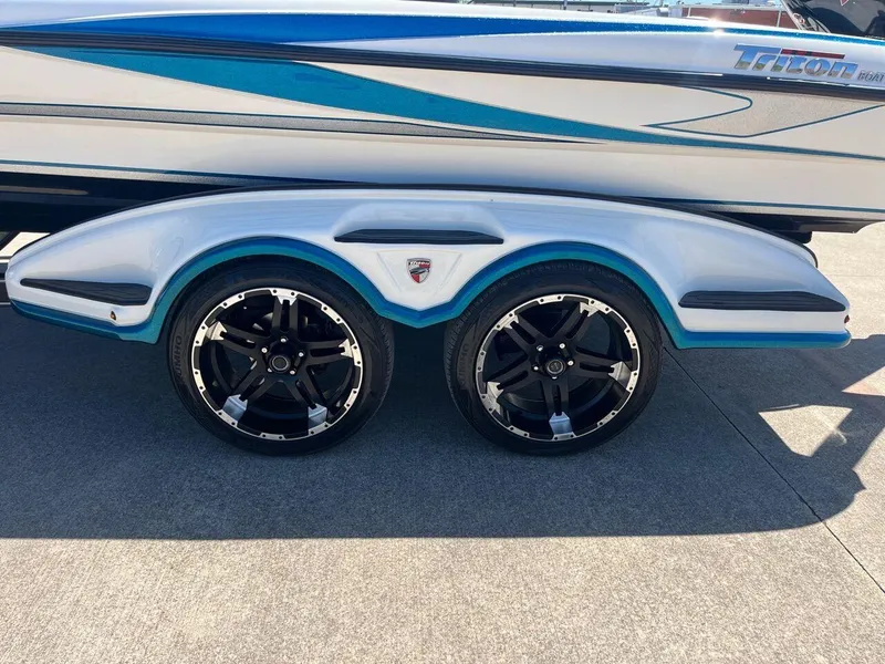 Slide: The Image of 2020 Triton 21 TRXS steering wheel and dashboard close-up. - 19