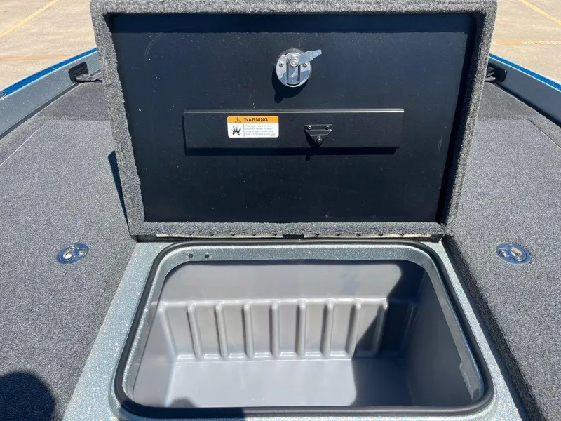 Slide: The Image of 2020 Triton 21 TRXS boat capacity label, 4 persons or 825 lbs, warning and seating instructions. - 48