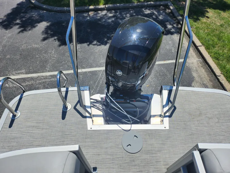 Slide: The Image of 2020 Bennington SX 22 SSRCX pontoon boat with outboard motor. - 14
