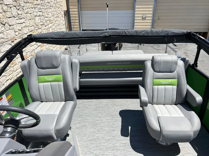 Slide: The Image of Bennington 24LX Swingback 2023 - 10