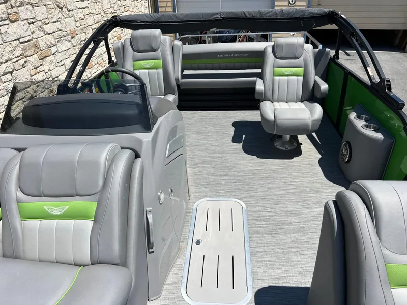 Slide: The Image of Bennington 24LX Swingback 2023 - 11