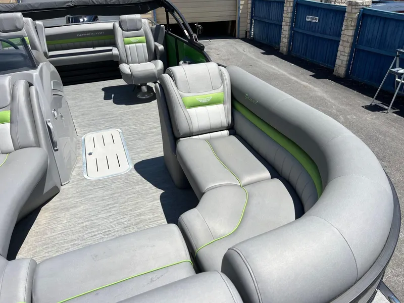 Slide: The Image of Bennington 24LX Swingback 2023 - 12