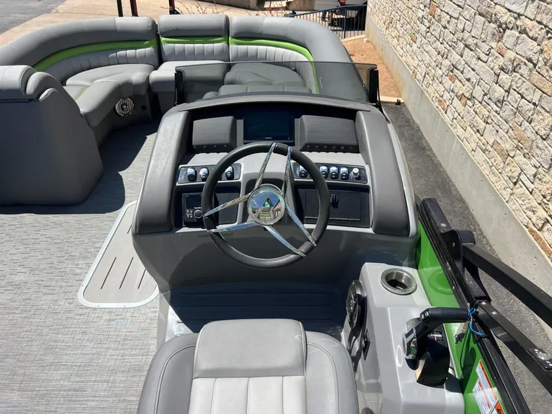 Slide: The Image of Bennington 24LX Swingback 2023 - 13