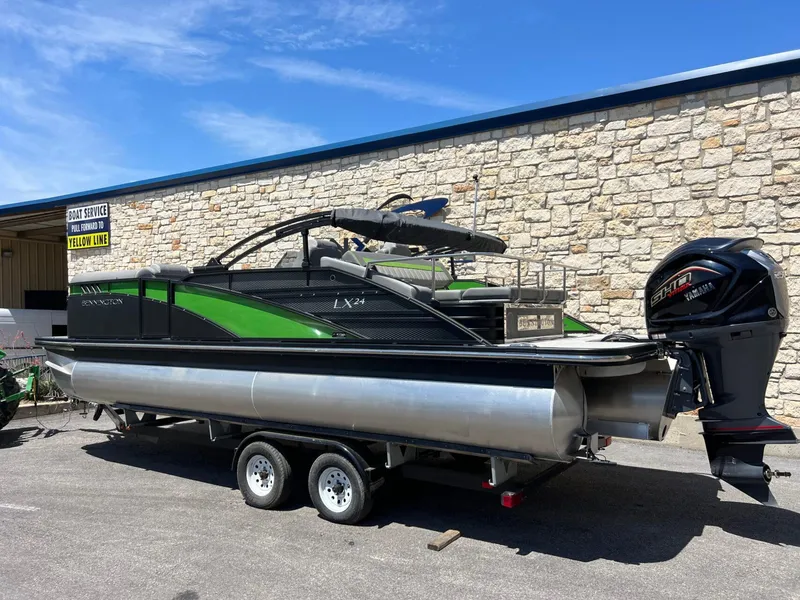 Slide: The Image of Bennington 24LX Swingback 2023 - 3