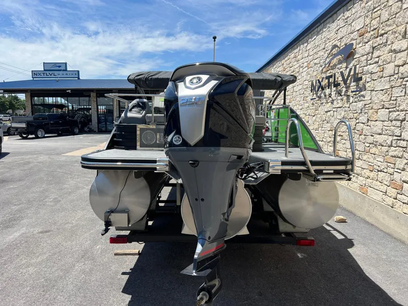 Slide: The Image of Bennington 24LX Swingback 2023 - 5