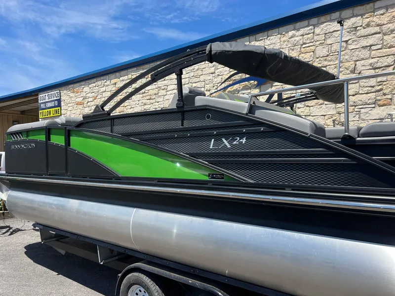 Slide: The Image of Bennington 24LX Swingback 2023 - 6