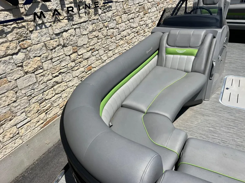 Slide: The Image of Bennington 24LX Swingback 2023 - 7