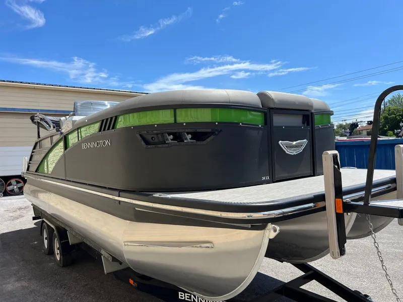 Slide: The Image of Bennington 24LX Swingback 2023 - 9