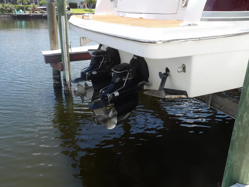 Slide: The Image of 2008 Formula 31 Performance Cruiser boat stern with dual outboard motors in water. - 10