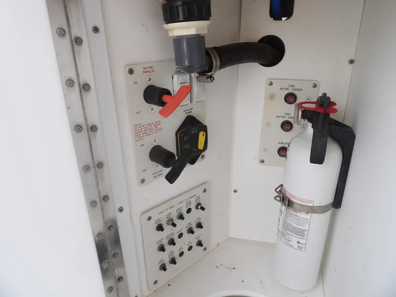 Slide: The Image of Control panel and fire extinguisher on a 2008 Formula 31 Performance Cruiser. - 40