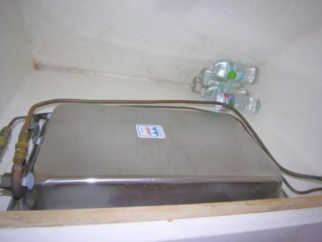 Slide: The Image of 1993 Green Marine Dubois 50 water tank with bottles in storage compartment - 17