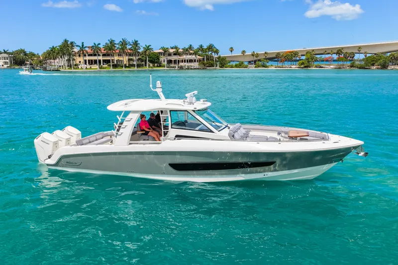 Slide: The Image of Boston Whaler 420 Outrage 2025 - 1