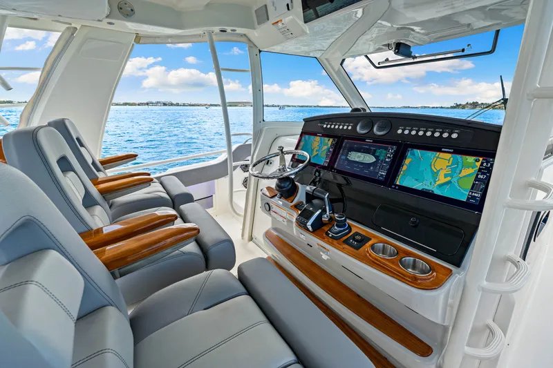 Slide: The Image of Boston Whaler 420 Outrage 2025 - 10