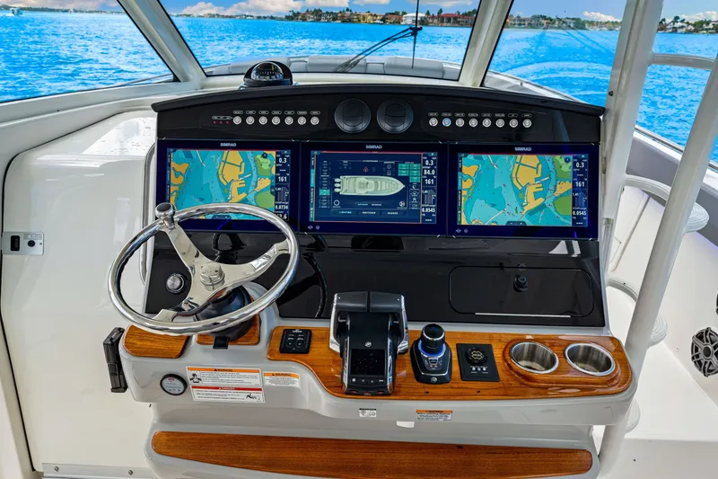 Slide: The Image of Boston Whaler 420 Outrage 2025 - 11