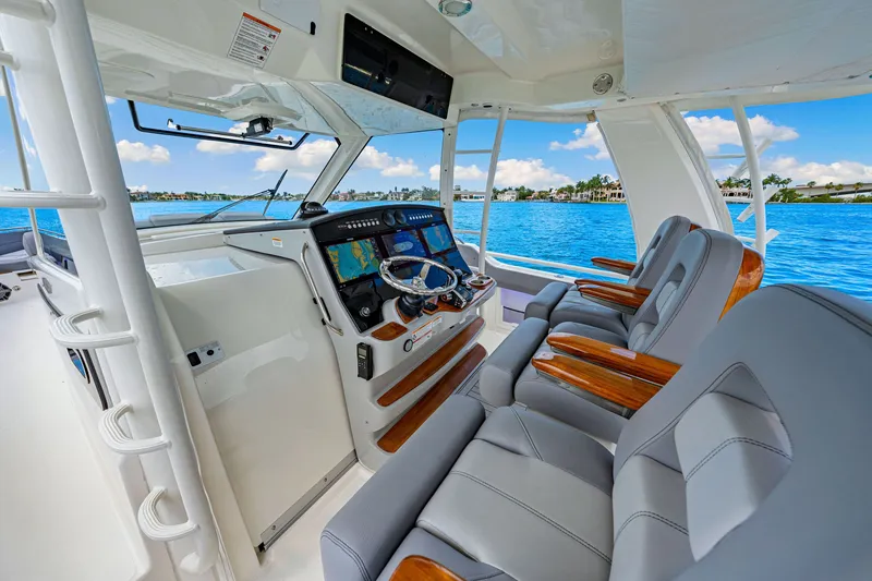 Slide: The Image of Boston Whaler 420 Outrage 2025 - 12