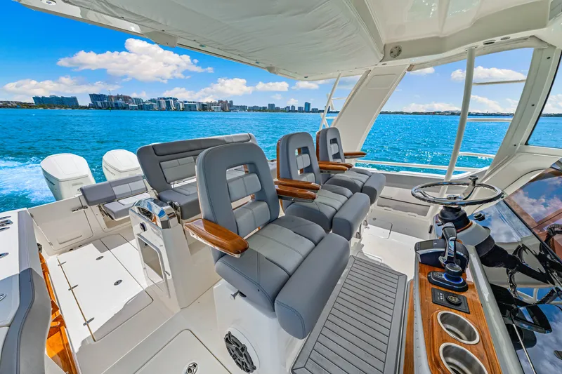 Slide: The Image of Boston Whaler 420 Outrage 2025 - 13