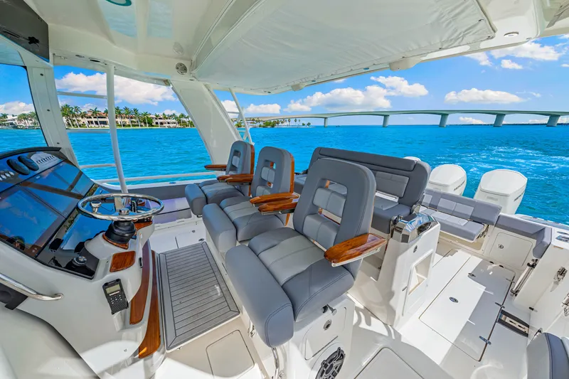 Slide: The Image of Boston Whaler 420 Outrage 2025 - 14