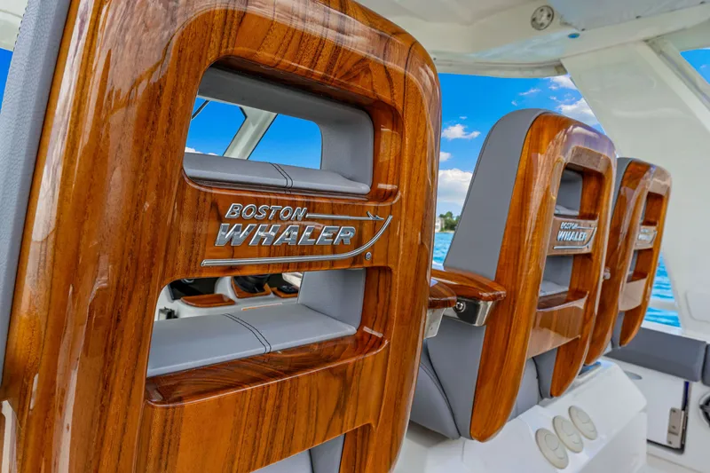 Slide: The Image of Boston Whaler 420 Outrage 2025 - 15